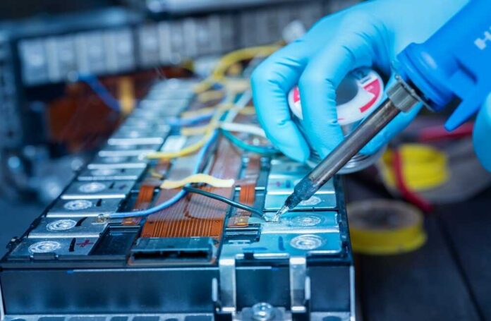 Technician,Use,Soldering,Iron,To,Solder,Metal,And,Wire,Of