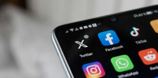 Smartphone screen with social media app icons.