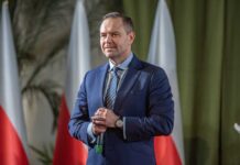 Poland’s SHOCK Veto Halts EU Super-State Plan Exterior view of the European Commission building with EU flags