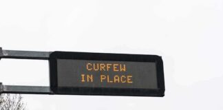 Overhead electronic road sign with illuminated message