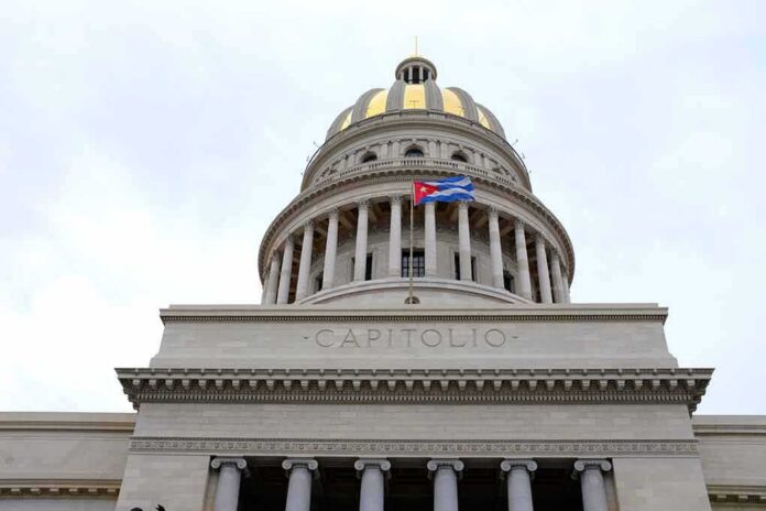 shutterstock_1793321149 Capitol building dome with columns and a flag